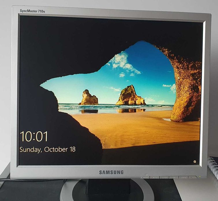 Продавам LCD Монитори 17"