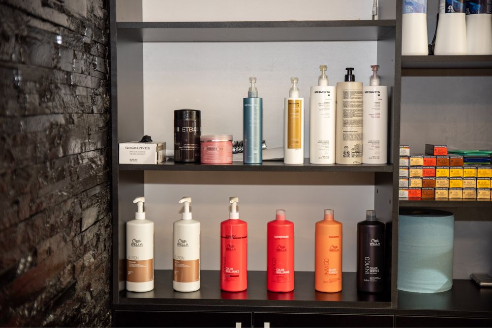 Vand salon de infrumusetare