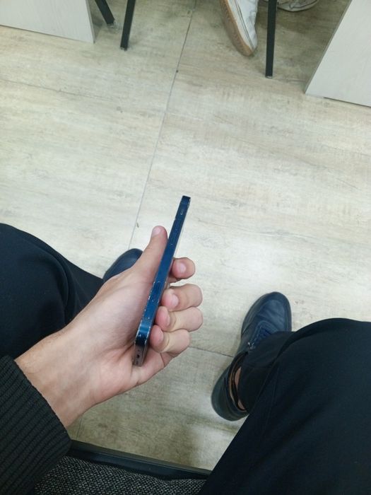 iPhone 12 mini.     *