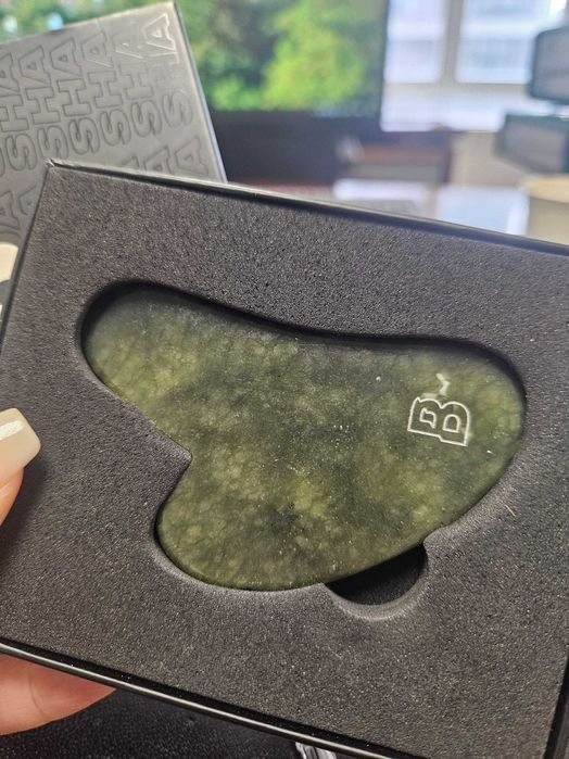 Инструмент за масаж на лице от нефрит