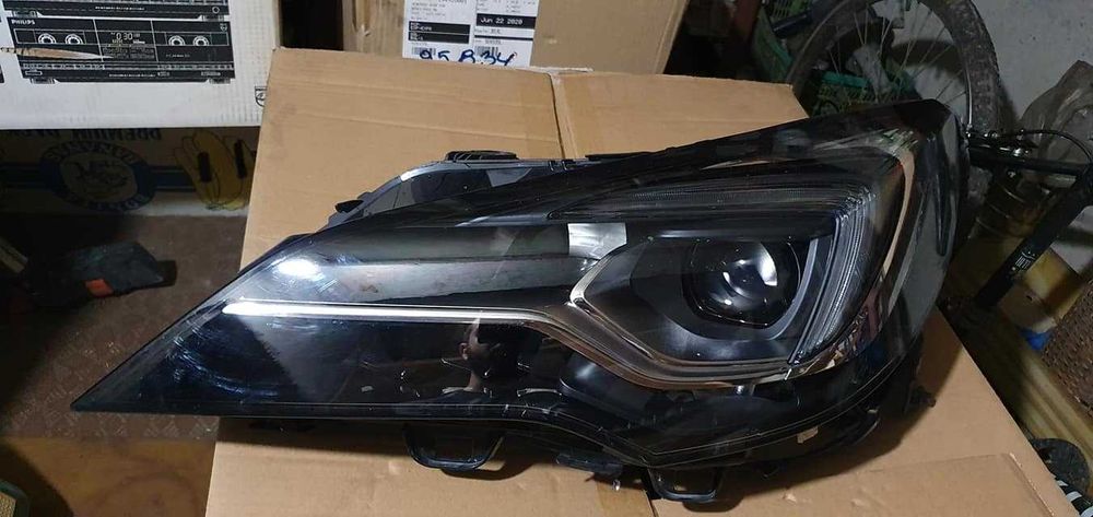Продавам оригинален матричен LED фар за Opel Astra K.