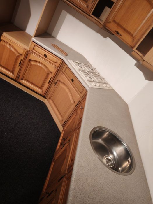 Чисто нова ъглова кухня с  дъбови вратички и уреди