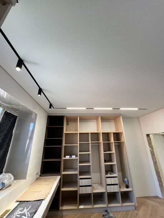 Натяжные потолки и декор панели