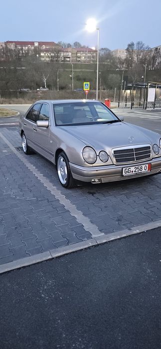 Mercedes e200 elegance primul proprietar, km 118k originali. oferta 3500 euro cash.masina este inmatriculata in romania in acest moment
