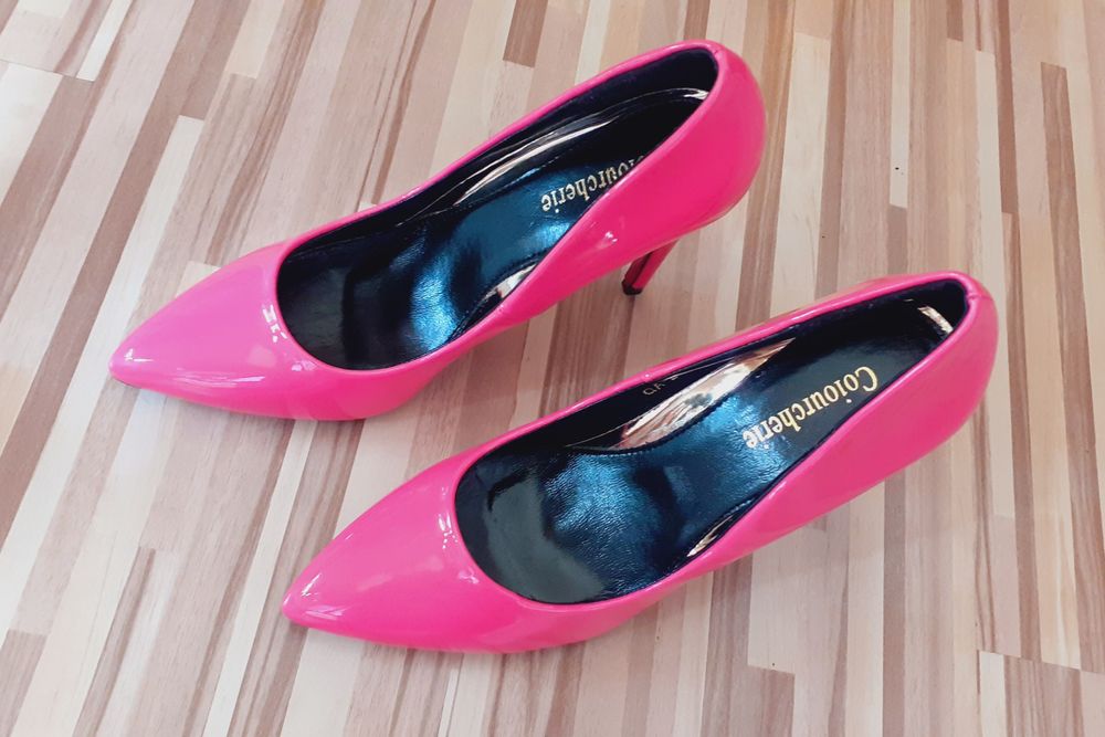 Продавам - Дамски лачени елегантни обувки - 35 номер