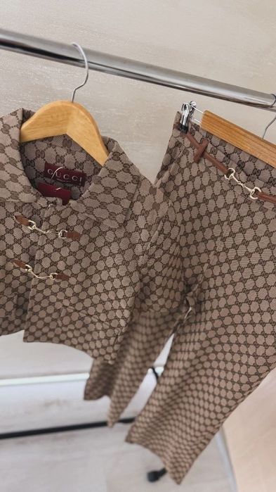 Compleu dama cu fusta sau pantaloni.