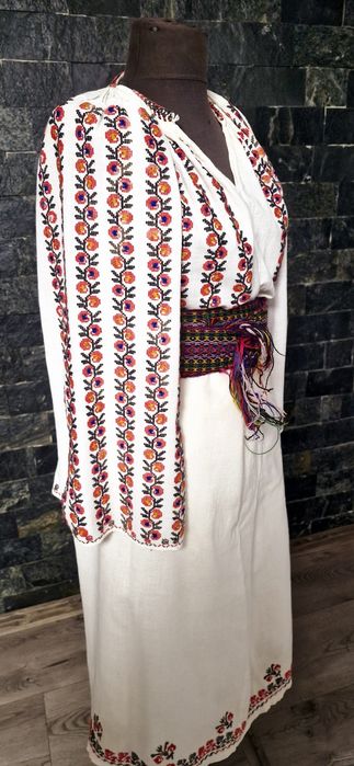 Ie și poala pe pânză de casa