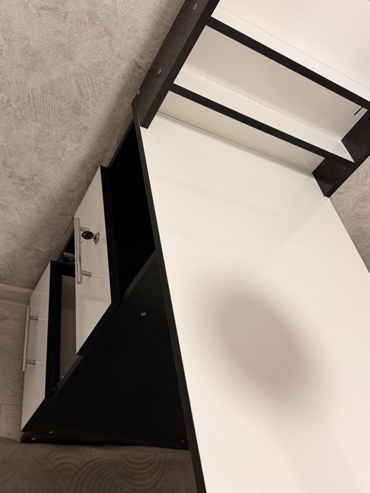 Маникюрный стол с лампой