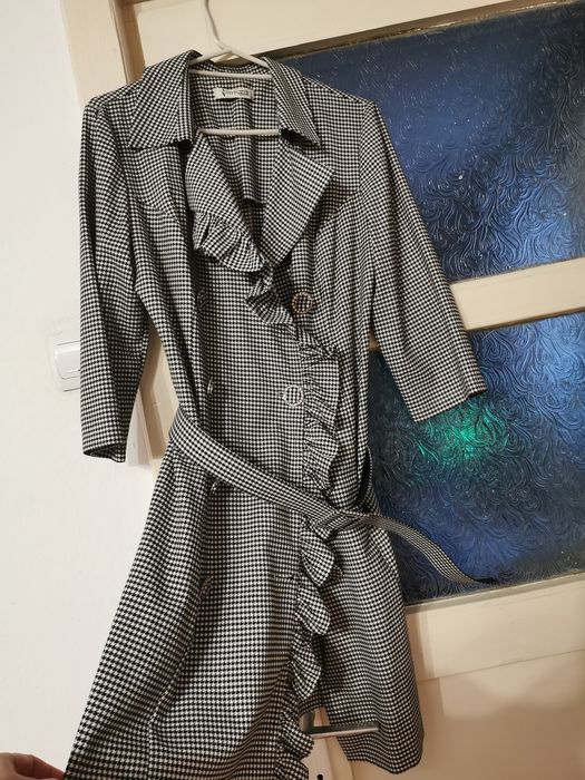 Vând rochiță Petrecuta alb cu negru