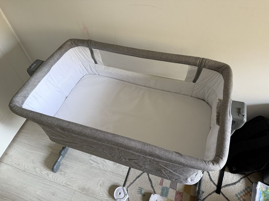 Pătuț (co-sleep) Kinderkraft Neste Up Gri + Saltea Manufaktura Reversibilă – Stare Foarte Bună