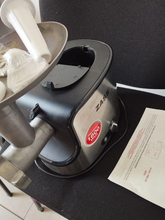 Mașină de tocat carnea. Ras cașcaval și legume.