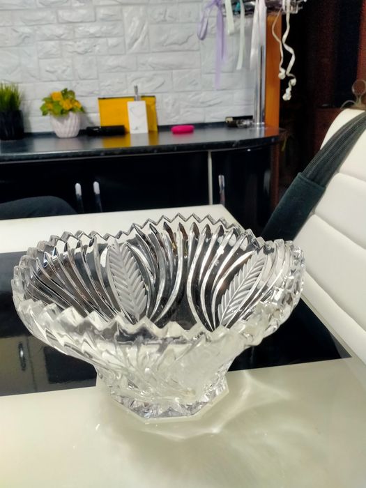 Продам салатницу хрустальную .