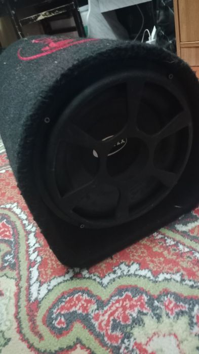 Сабвуфер, и усилитель на машину