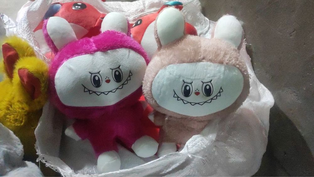 Yumshoq oyinchoqlar sehdan optimga sotiladi