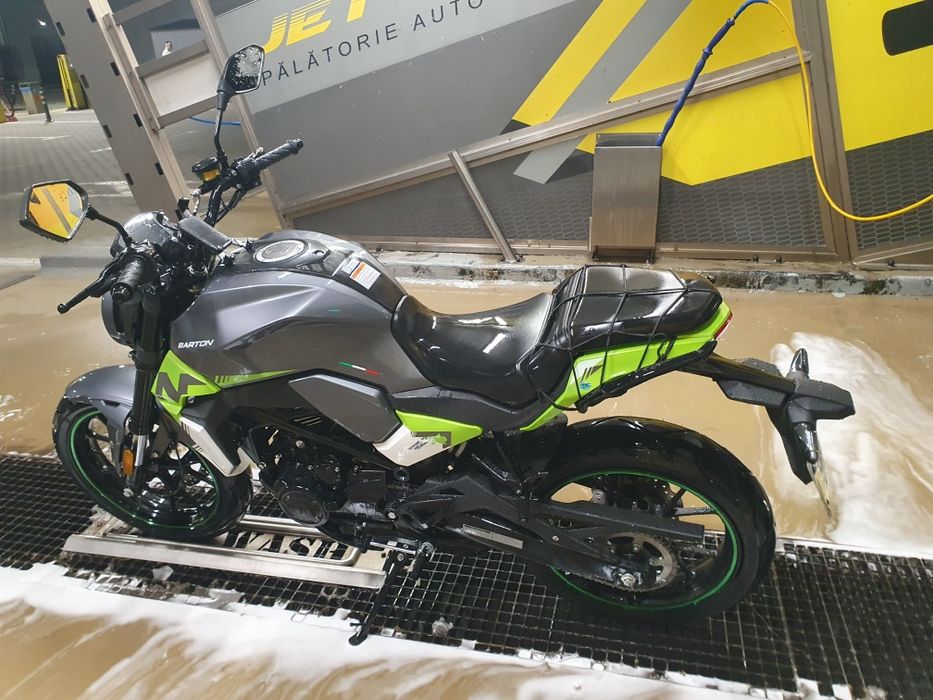 Vand motocicleta încă în garanție