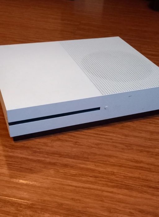 Vând Xbox One S 1TB