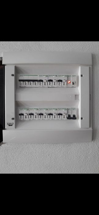 Electrician calificat cu experienta.