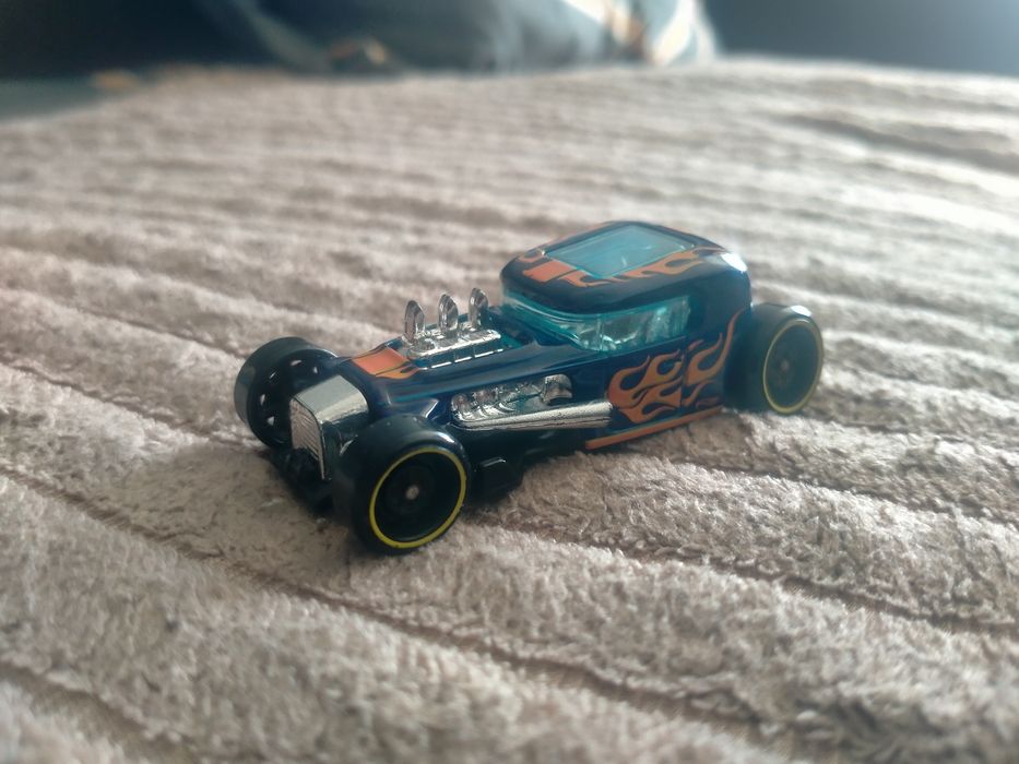 Машинка hot wheels