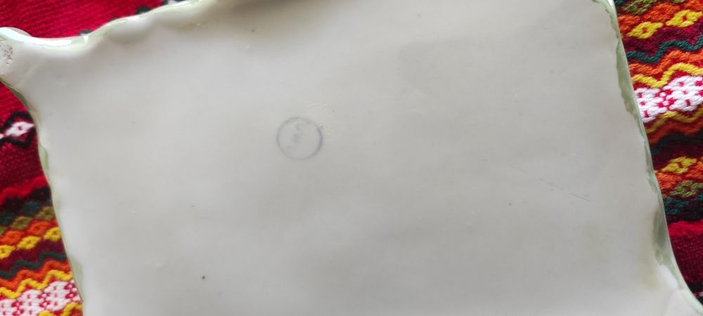 Българска стара порцеланова  кутия ,българска фигура папагал