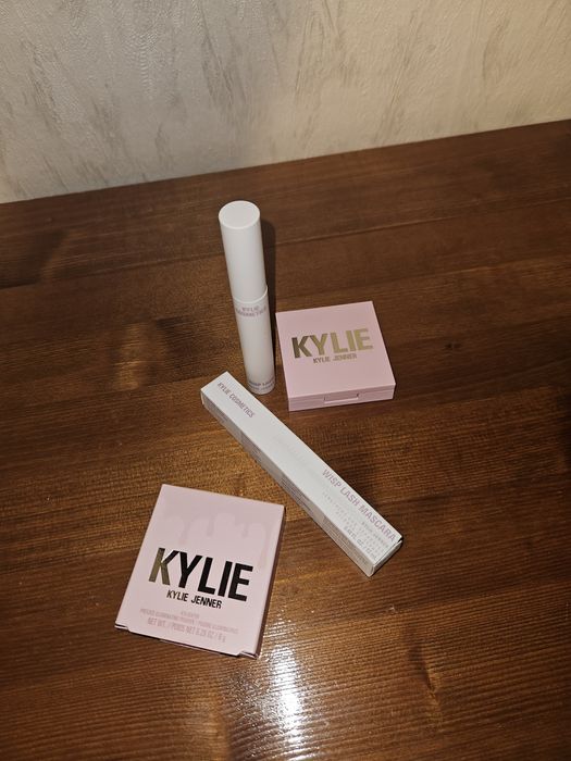 Сет KAYLIE COSMETICS Спирала и хайлайтър