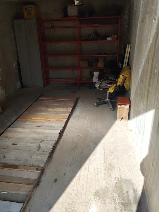 Închiriez teren 200mp+Garaj15mp,groapa ,curent +curte 200mp zona piata