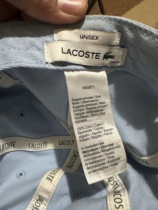 Lacoste hat не е носена