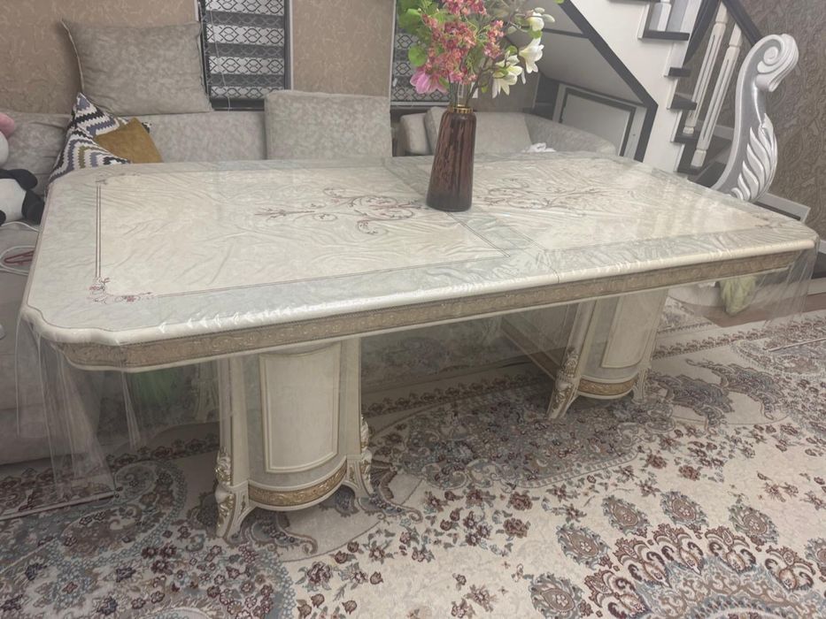 Стол для гостинной