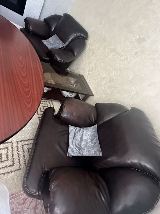Vând canapea si 2 fotolii