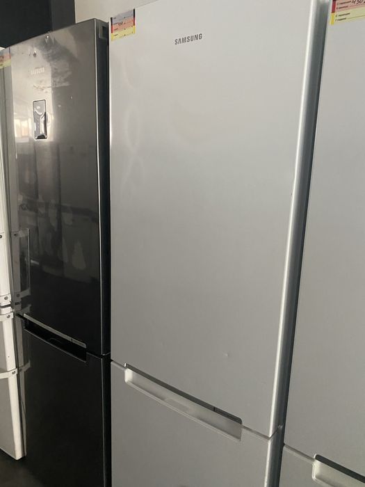 Хладилник с фризер Samsung