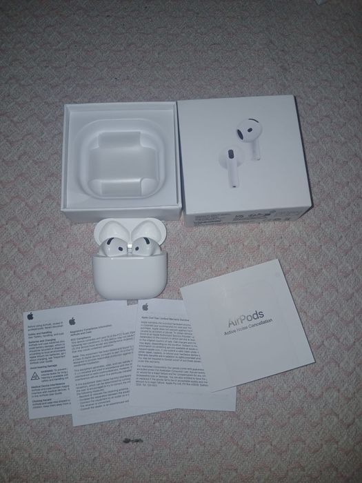 Vând căști  AirPods 4