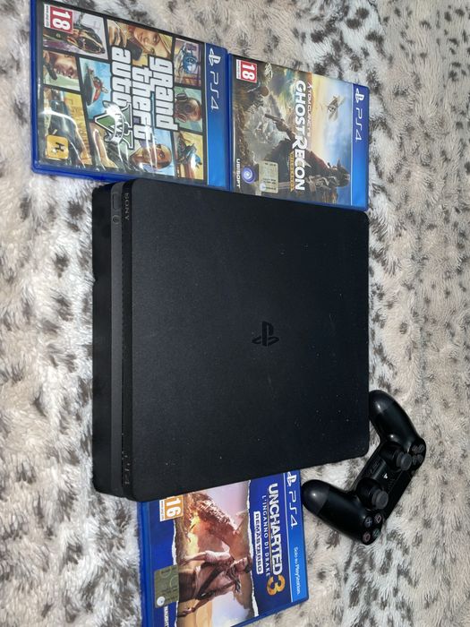 Consolă PS4 + 3 jocuri