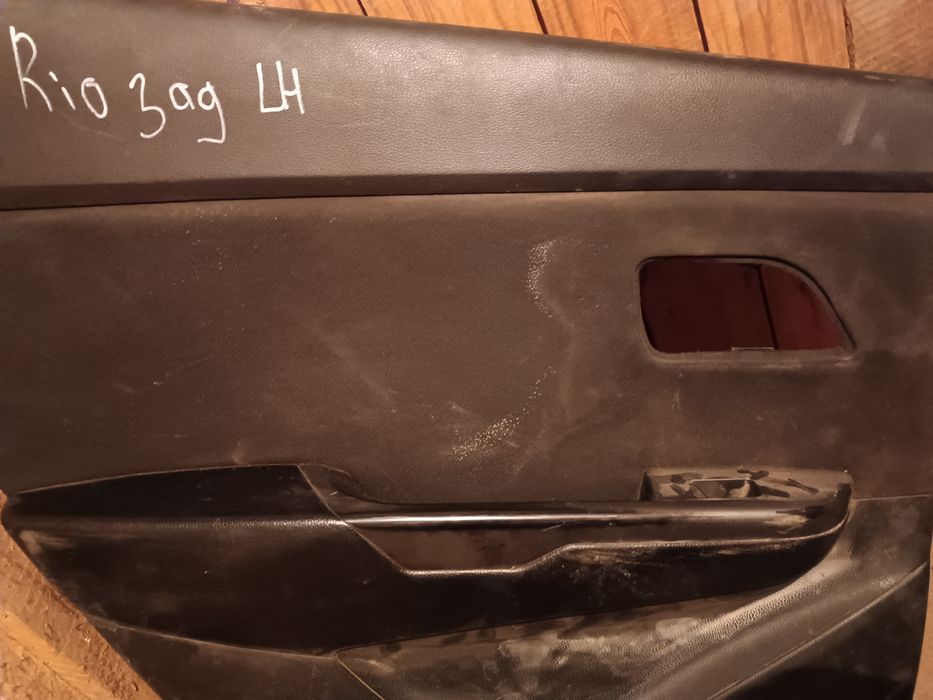 Общивка дверь на Киа Рио