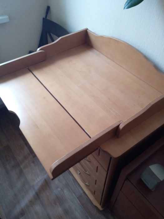 Продам комод с пелинальным столиком