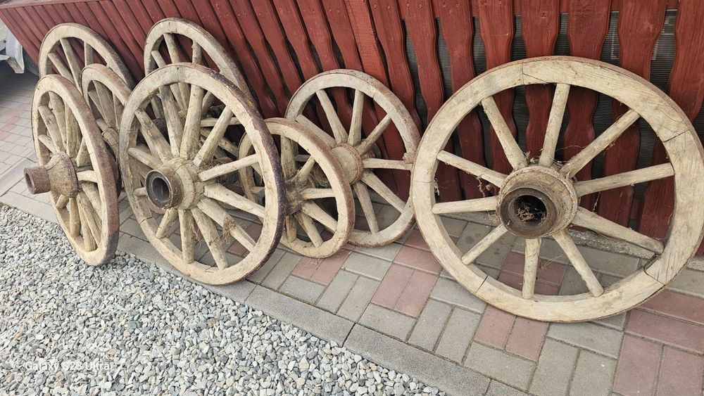 Vand lot unelte agricole vechi, țărănești - roti car, plug, jug - decor