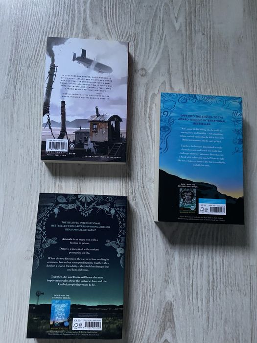 Cărți în limba română și limba engleza.