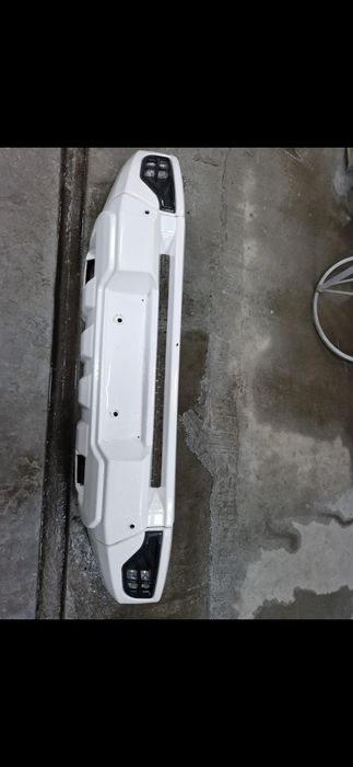 Продам  бампер на тойоту  тундру