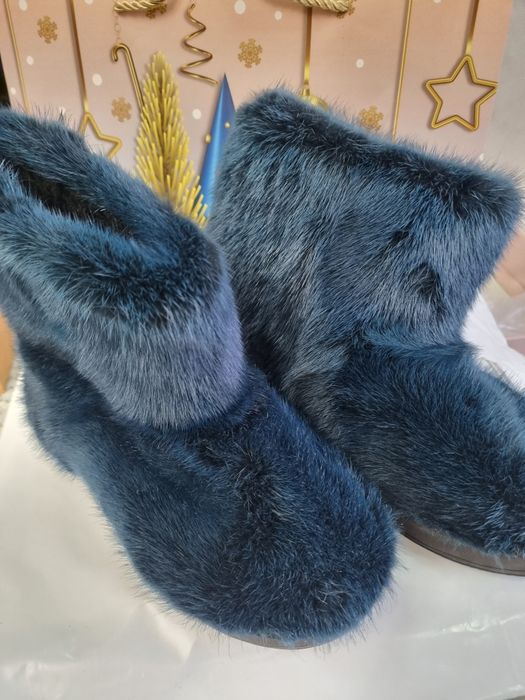 Уги  бирюзового цвета