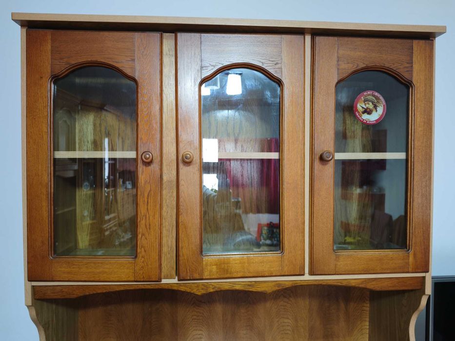 Bufet bucătărie cu uși din lemn și blat termorezistent