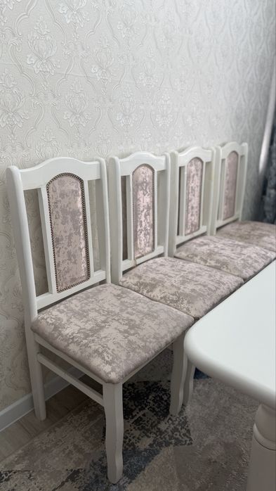 Стол со стульями срочно продается