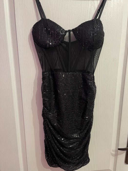 Рокля с паети по тялото