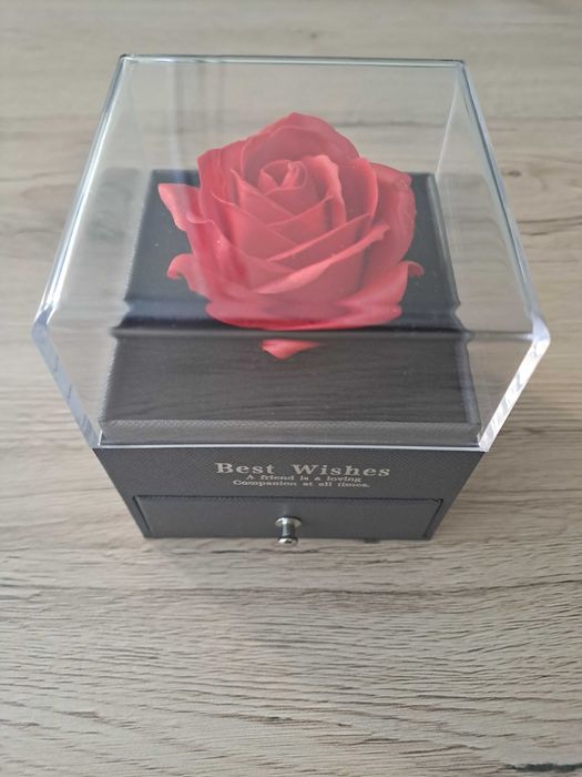 Кутийка с роза и огърлица