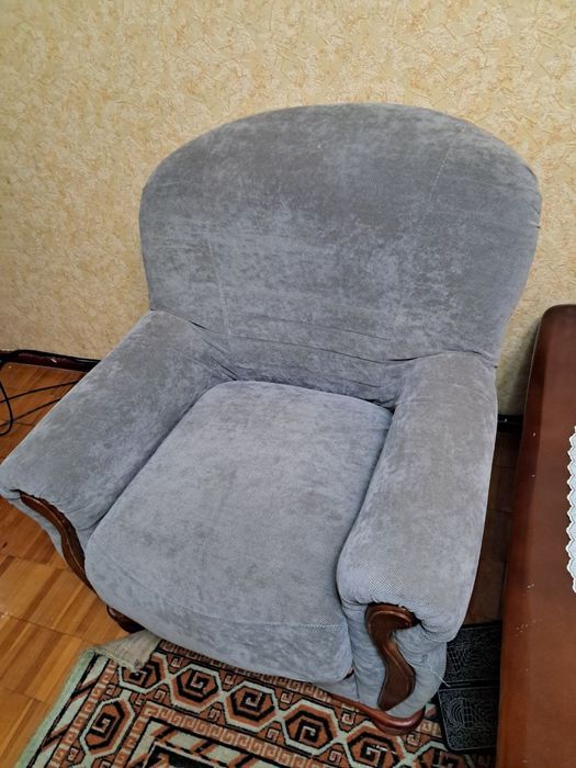 Продаётся диван и два кресла и кровать .