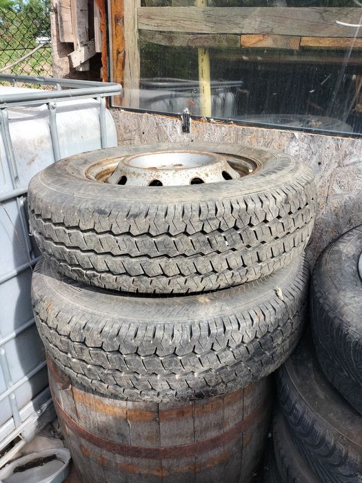 Vând doua roti 205/75R16C