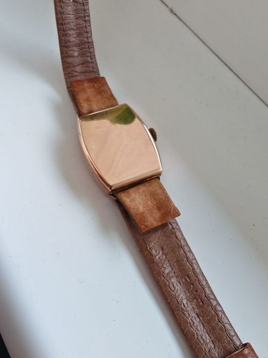 Продавам златен часовник 9к