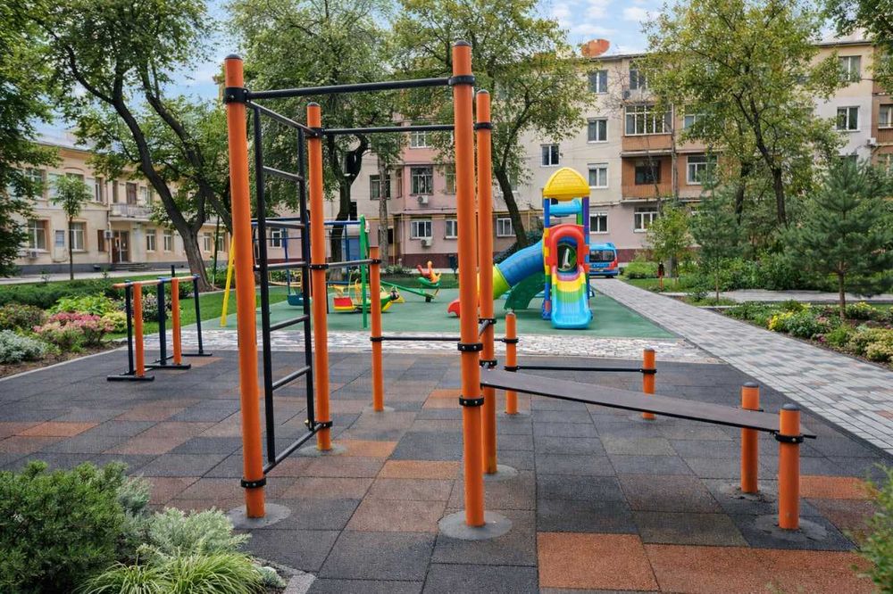 Производим уличные детские площадки и воркаут-зоны под ключ.