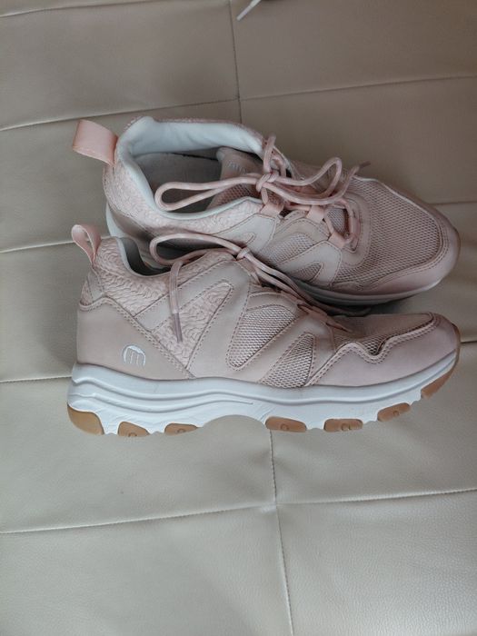 Дамски маратонки номер 39