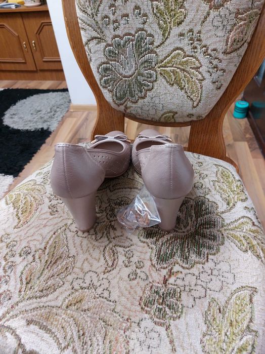 pantofi eleganti bej