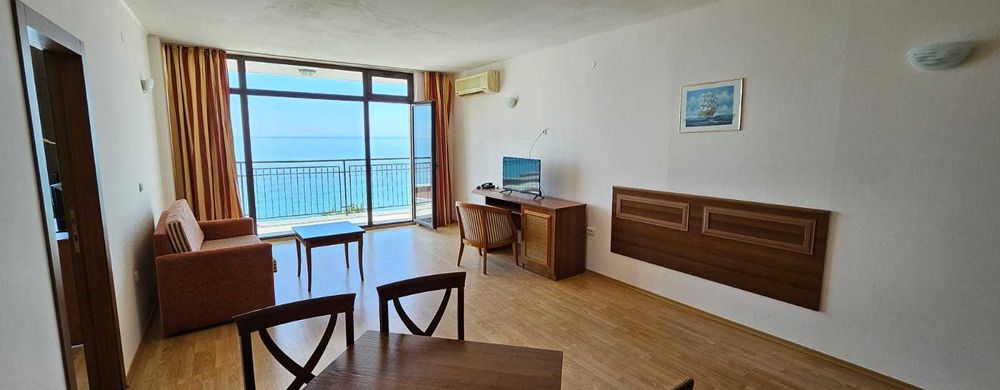 Просторен двустаен апартамент с морска панорама, Първа линия