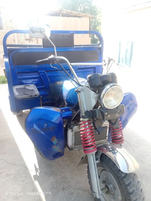 Mototsikl yurib turibdi 1.500 kg yuk oladi