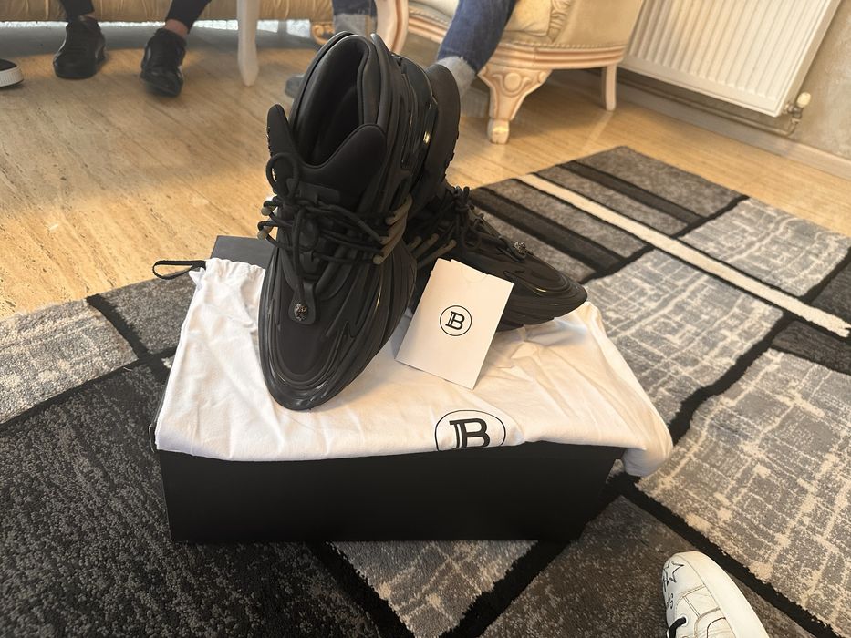 Adidasi Balmain originali certificat de garantie 9/10 purtati o singur